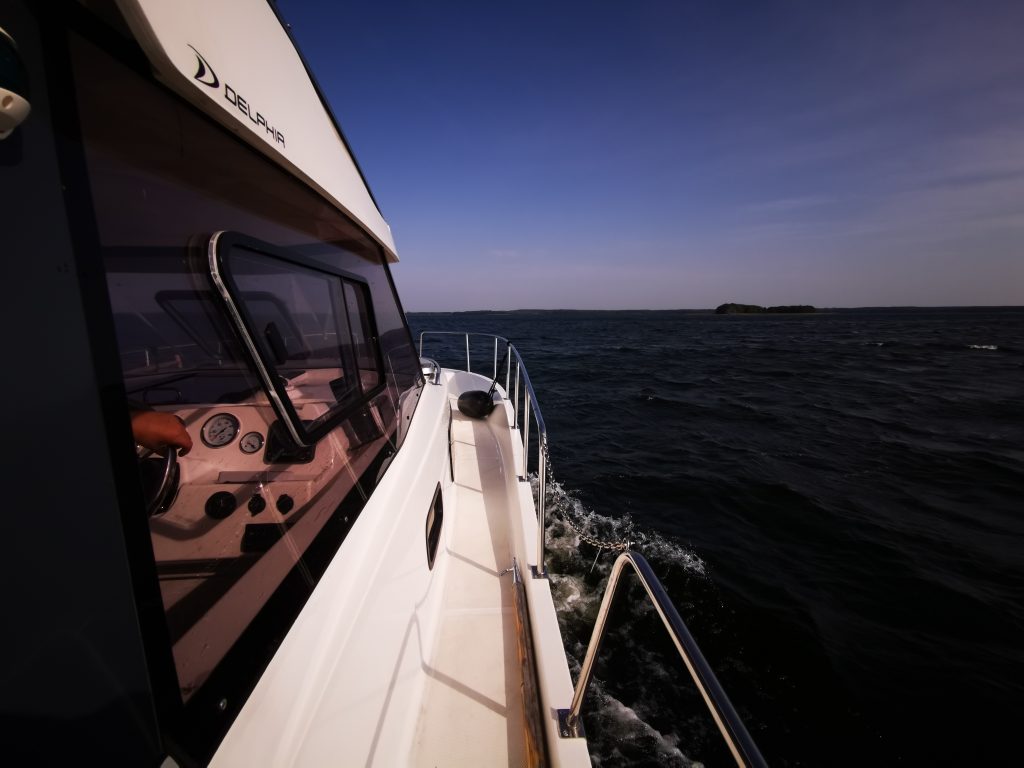 Widok z pokładu jachtu motorowego na jezioro. Czarter bez patentu. Nautika 830.